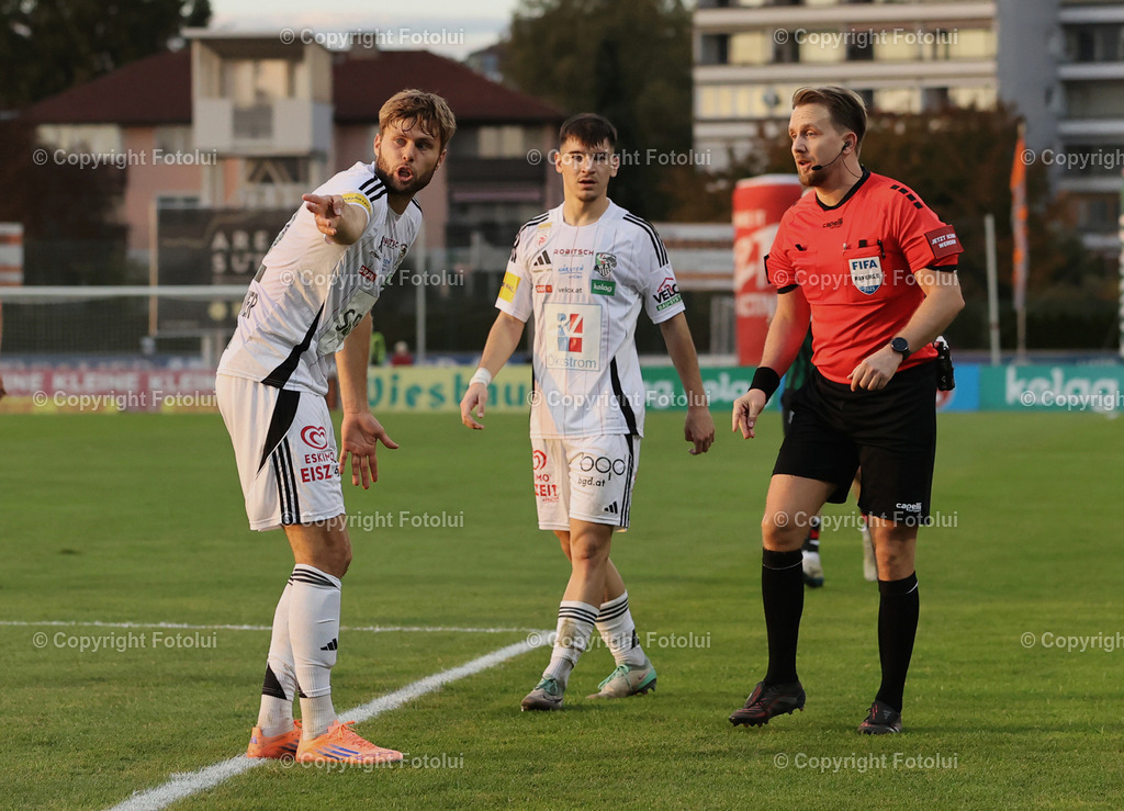 A_LUI_18102025_0006 | SPORT FUSSBALL ADMIRAL BUNDESLIGA RZ PELLETS WAC-SV OBERBANK RIED 18.10.25 IM BILD:DOMINIK BAUMGARTNER UND SCHIEDSFICHTER JULIAN WEINBERGER (WAC)  FOTO:FOTOLUI/MW