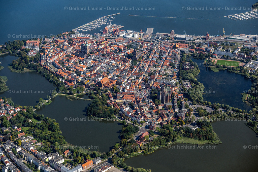 4061618 | STRALSUND 08.09.2021 Altstadtbereich und Innenstadtzentrum in Stralsund im Bundesland Mecklenburg-Vorpommern, Deutschland. Weiterführende Informationen bei: Hansestadt Stralsund,  SWS Stadtwerke Stralsund GmbH,  Stadtmarketings Stralsund e.V.. // Old Town area and city center in Stralsund in the state Mecklenburg - Western Pomerania, Germany. Further information at: Hansestadt Stralsund,  SWS Stadtwerke Stralsund GmbH,  Stadtmarketings Stralsund e.V.. Foto: Gerhard Launer