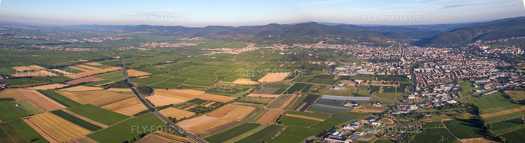 Luftbild: Panorama der A65 in SÜW in Neustadt an der Weinstraße im Bundesland Rheinland-Pfalz in Deutschland. Foto: IMG_091640-Pano.jpg vom 10.07.2016 durch Werner Riehm/FLY-FOTO.deAuflösung des Originals: 11300 x 3091 px