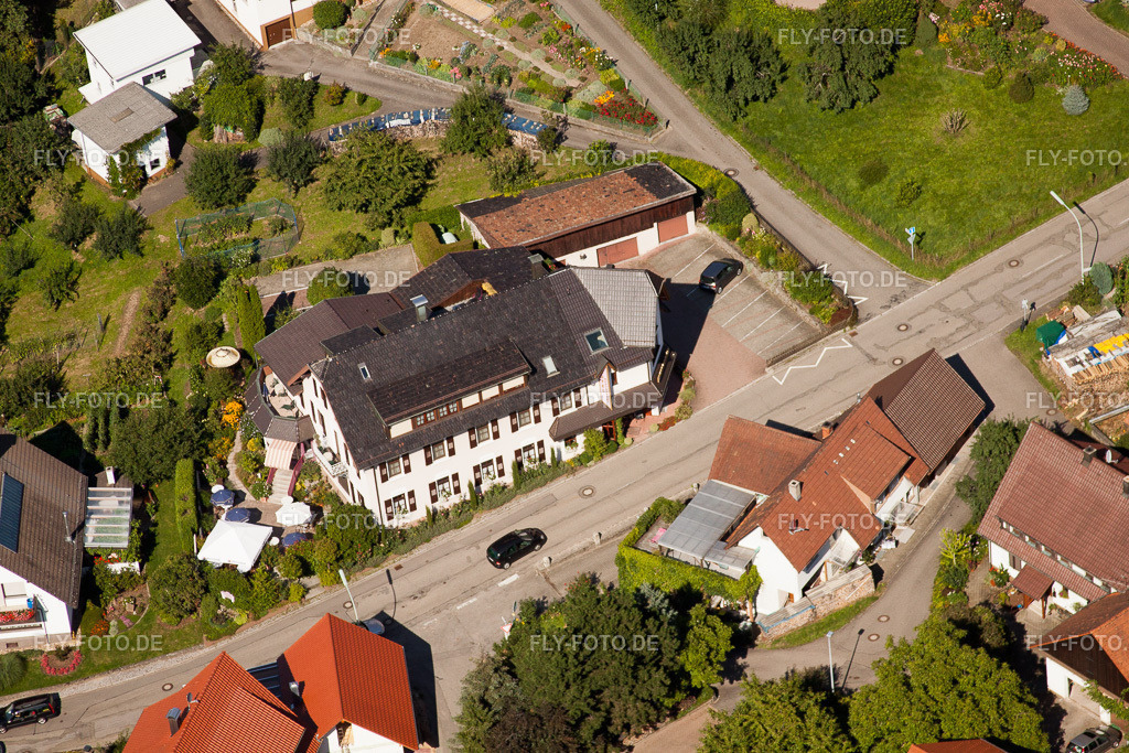 Hotel Restaurant Rebstock | Luftbild: Hotel Restaurant Rebstock im Ortsteil Riegel in Bühl im Bundesland Baden-Württemberg in Deutschland. Foto: IMG_31441.jpg vom 09.08.2010 durch Werner Riehm/FLY-FOTO.de - Realisiert mit Pictrs.com
