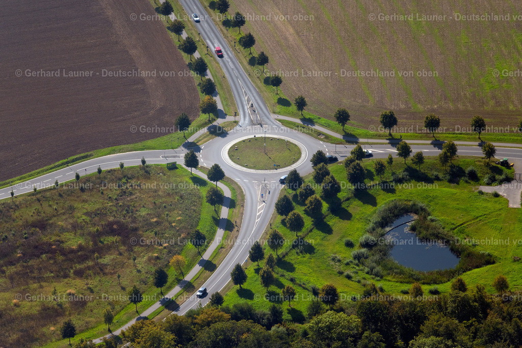 4062103 | HEILIGENDAMM 08.09.2021 Verkehrsführung des Kreisverkehr und Straßenverlauf der L12 bei Heiligendamm an der Ostseeküste im Bundesland Mecklenburg-Vorpommern, Deutschland. // Traffic management of the roundabout road of L12 bei Heiligendamm at the baltic coast in the state Mecklenburg - Western Pomerania, Germany. Foto: Gerhard Launer