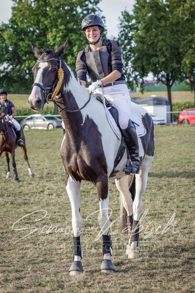 20250906-_3LI8006 | Tierfotografie Pferde, Hunde, Katzen, Haustiere.
Turnierfotografie Reitturniere, Reiten, Springreiten, Dressur in Hanau, dem Main-Kinzig-Kreis und dem Rhein-Main- Gebiet um Frankfurt