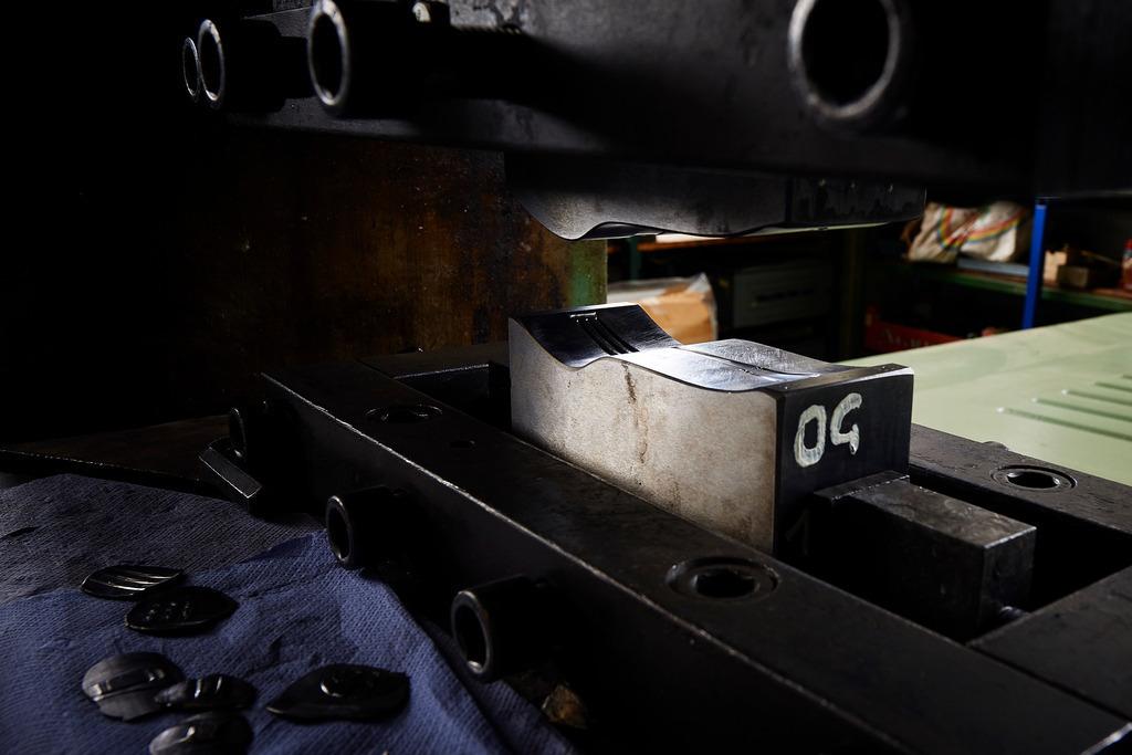 Stanzform mit Gabel | Wien, Austria - February 22, 2017: Wiener Silbermanufactur;  Standmaschine mit Stanzform für Gabel. - Realisiert mit Pictrs.com