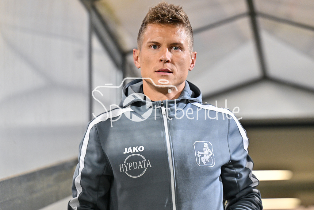 FC Bayern Amateure - TSV Schwaben Augsburg | im Bild TSV Schwaben Trainer Matthias OSTRZOLEK in Aktion / Freisteller / Einzelfoto / Regionalliga Bayern: FC Bayern Muenchen II - TSV Schwaben Augsburg, Gruenwalder Stadion am am 25.10.2024