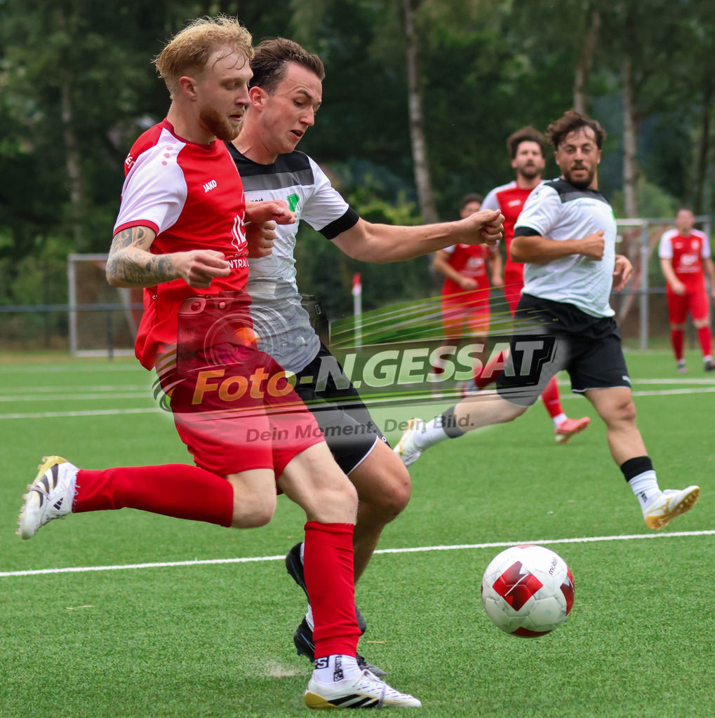 FC RW Kirchlengern - Post TSV Detmold | Auf dem Bild zu sehen: Rot FC RW Kirchlengern: Jan Luka Kollmeier ; weiß TuS Ahmsen: Louis Schröder FC RW Kirchlengern, TuS Ahmsen, Saison 26/27, Testspiel, Deutschland - Realisiert mit Pictrs.com