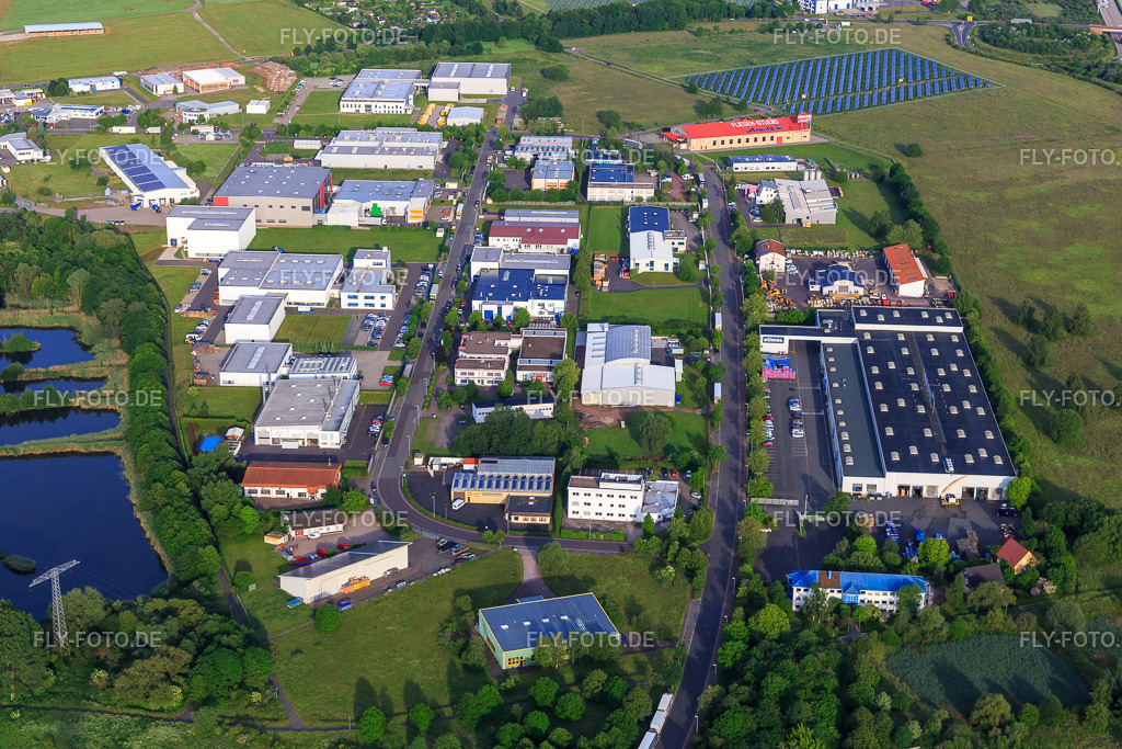 Hirsch Walterhausen, Siemens. ROCKINGER, ETIMEX, Swiss Post Solutions GmbH, LiBo Formenbau Lichtl & Bonsack GmbH & Co.KG | Luftbild: Hirsch Walterhausen, Siemens. ROCKINGER, ETIMEX, Swiss Post Solutions GmbH, LiBo Formenbau Lichtl & Bonsack GmbH & Co.KG im Ortsteil Hörselgau in Hörsel im Bundesland Thüringen in Deutschland. Foto: IMG_007618.jpg vom 15.06.2021 durch Werner Riehm/FLY-FOTO.de - Realisiert mit Pictrs.com