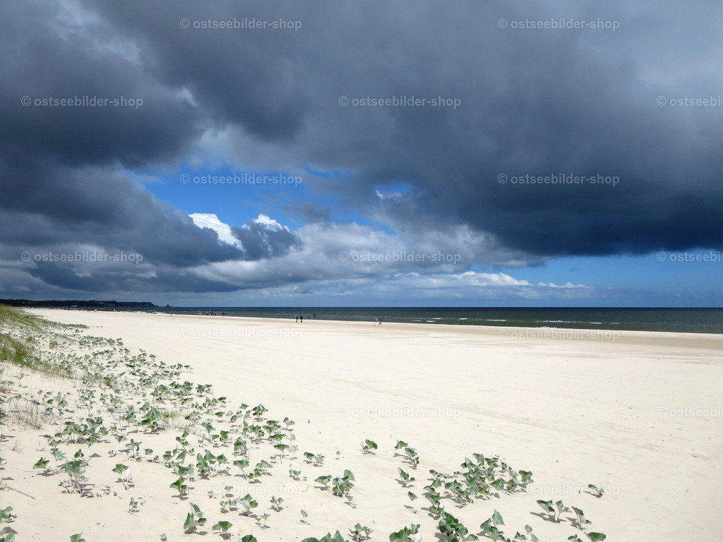 Blick über den breiten Ostseestrand von Usedom  | Feiner weißer Sand am breiten Strand von Ahlbeck auf der Insel Usedom.