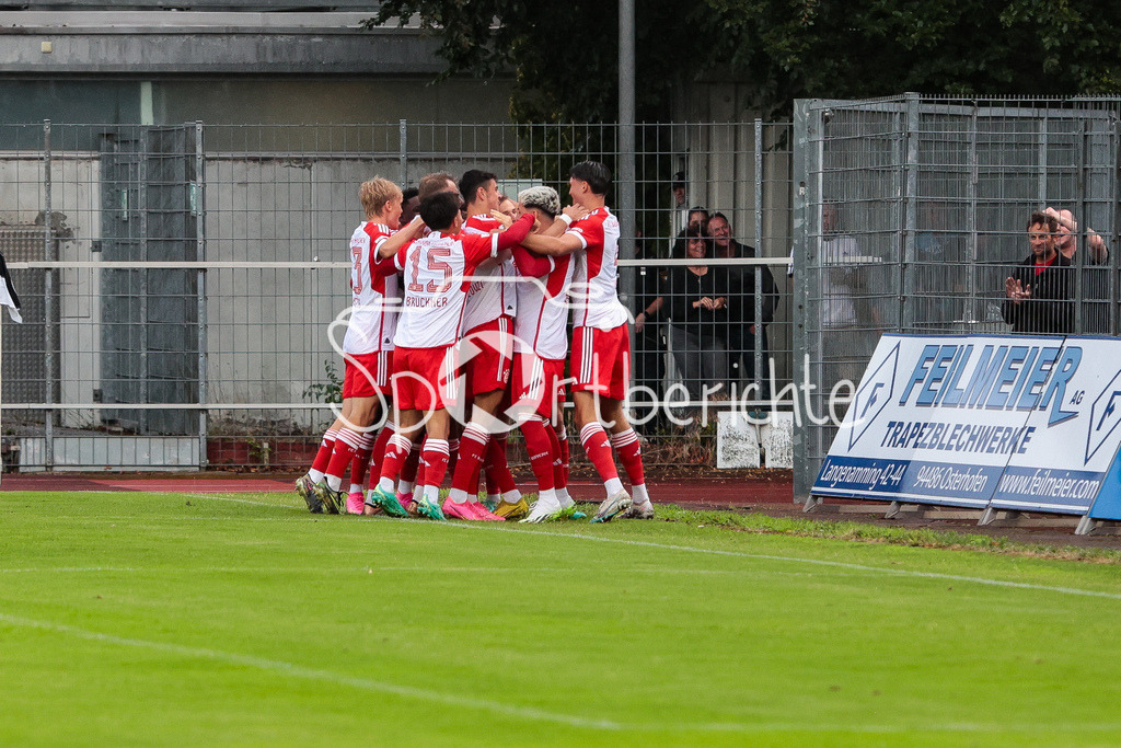 SV Wacker Burghausen - FC Bayern Amateure | Jubel der Bayern der fruehen Fuehrung durch Lovro ZVONAREK (FCB #8) zum 0-1