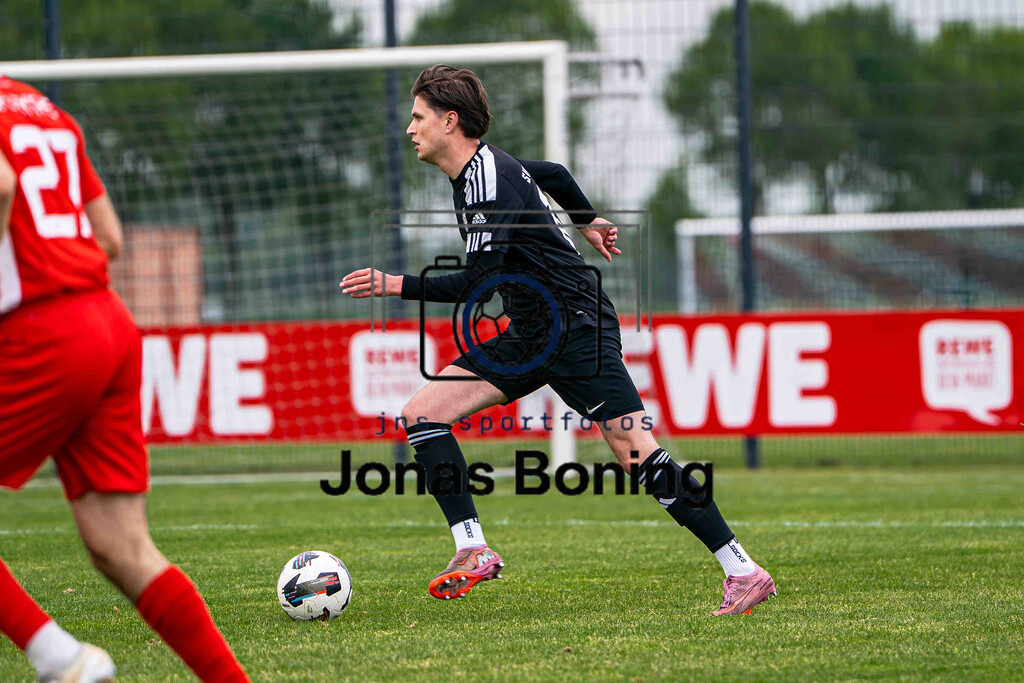 Fußball I Herren I Saison 2025-2026 I Bezirksliga Weser-Ems 4 I 19. Spieltag I VfL Oythe - SW Osterfeine I 06651 | jns.sportfotos - Realisiert mit Pictrs.com