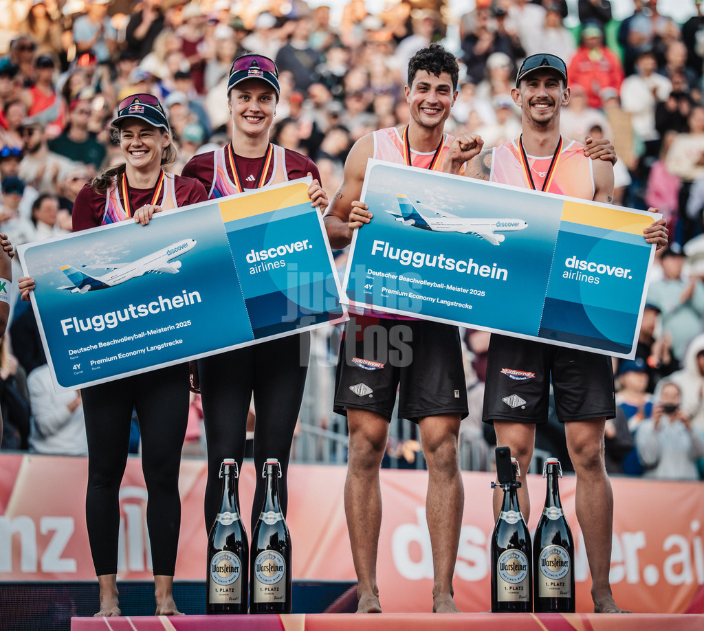 Beachvolleyball | Frauen und Männer | Deutsche Meisterschaften 2025 Timmendorfer Strand | 07.09.2025 | Die Gewinner der Goldmedaille Deutscher Meister v.l. Cinja Tillmann, Svenja Müller, Sven Winter und Lukas Pfretzschner bei der Siegerehrung