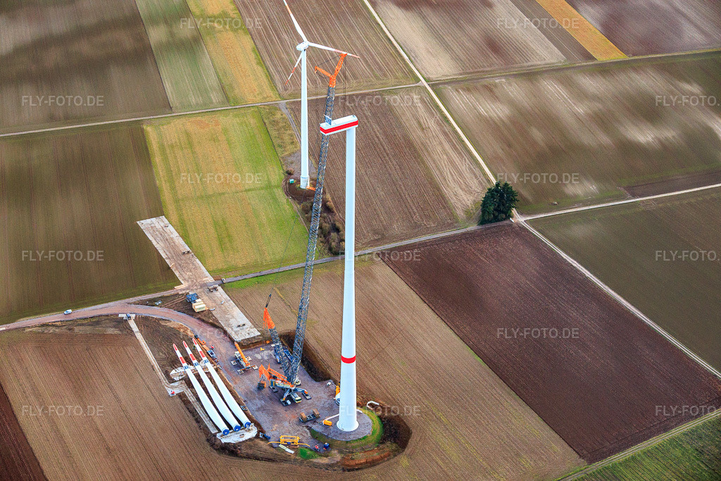 Luftbild: Repowering des Windpark Minfeld. JUWI ersetzt vier Altanlagen (GE 1.5) aus 2004 durch zwei neue, modernen Anlagen vom Typ Vestas V162 mit je sechs MW in Kandel im Bundesland Rheinland-Pfalz in Deutschland. Foto: IMG_153015.jpg vom 16.01.2026 durch Werner Riehm/FLY-FOTO.deAuflösung des Originals: 6000 x 4000 pxJUWI Windparks - JUWI