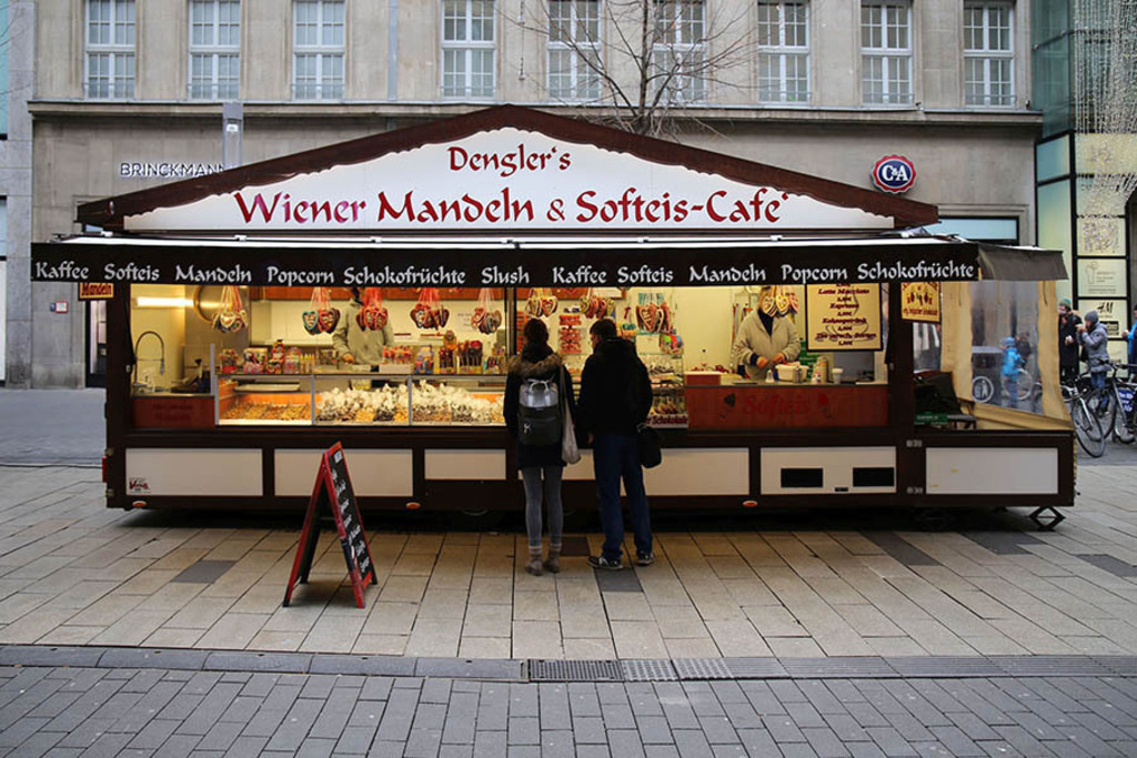 Foto: Leipzig - Wochenmarkt in der Innenstadt | Das Team hinter BILDLEXIKON LEIPZIG bündelt historische wie aktuelle Informationen über die Stadt Leipzig in Text und Bild auf einer Plattform und stellt diese der interessierten Öffentlichkeit zur Verfügung.