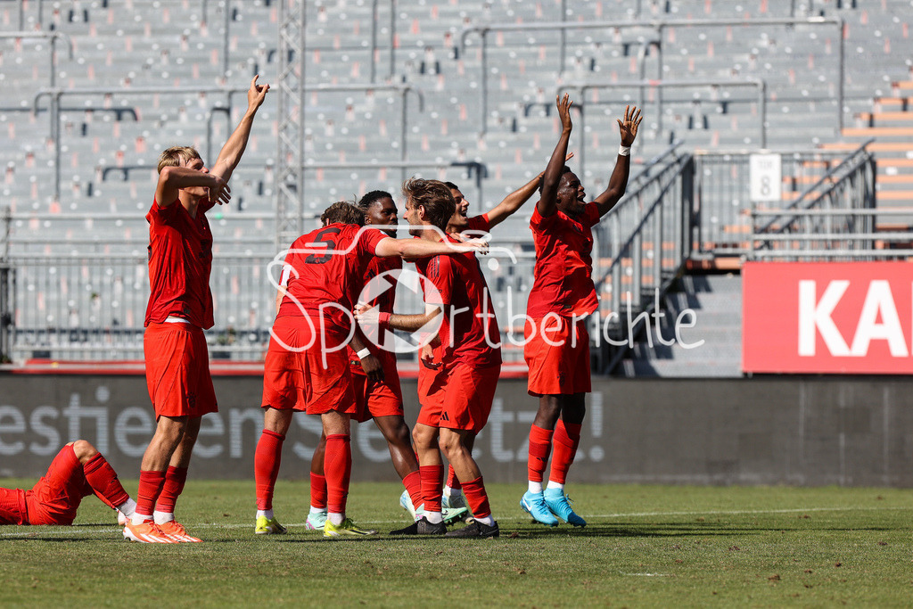 FC Würzburger Kickers - FC Bayern Amateure | Jubel nach dem Treffer zum 1-4 durch Kurt RUEGER (FC Bayern München II #12) / Freude / Happy / Tor / Torschuetze / Regionalliga Bayern: FC Würzburger Kickers - FC Bayern München II, AKON Arena am 24.08.2024