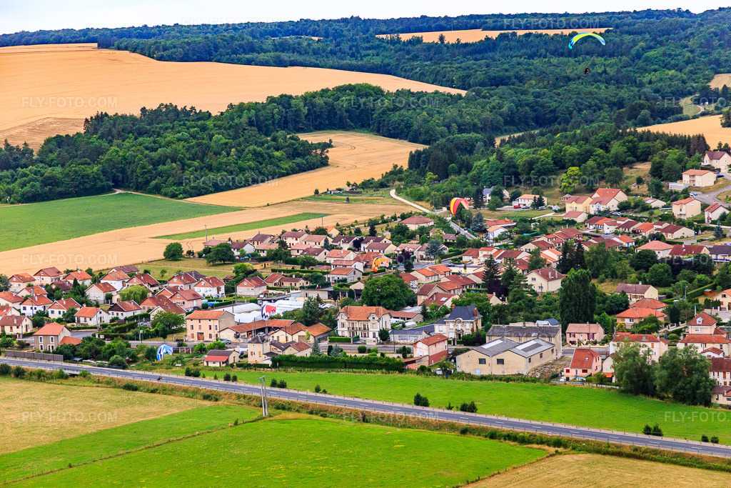 Aerial view: Av. de Domremy in Vaucouleurs in the state Meuse, France. – Photo: IMG_083616.jpg taken on 07/13/2015 by Werner Riehm/FLY-FOTO.com – Resolution of the original: 5472 x 3648 px