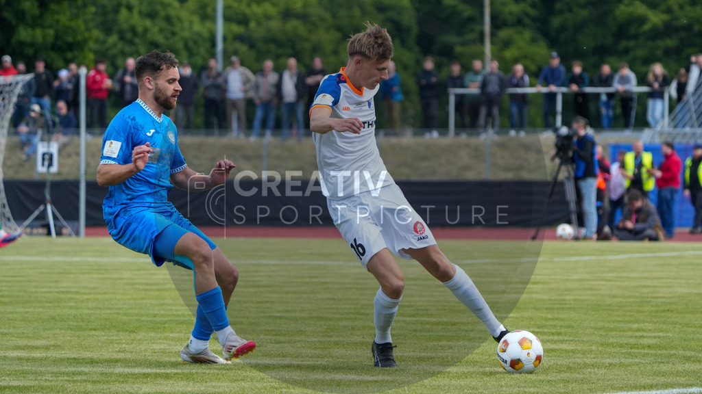 Fußball, Herren, Saison 2024/2025, Finaltag der Amateure 2025, Landespokal Brandenburg, Finale, VfB 1921 Krieschow vs. RSV Eintracht 1949, Samstag 24.05.2025, Volksparkstadion Neuruppin, | Fußball, Herren, Saison 2024/2025, Finaltag der Amateure 2025, Landespokal Brandenburg, Finale, VfB 1921 Krieschow vs. RSV Eintracht 1949, Samstag 24.05.2025, Volksparkstadion Neuruppin, Im Bild: Luca Krüsemann (l. RSV) und Luca Grimm (r. Krieschow) - Realisiert mit Pictrs.com