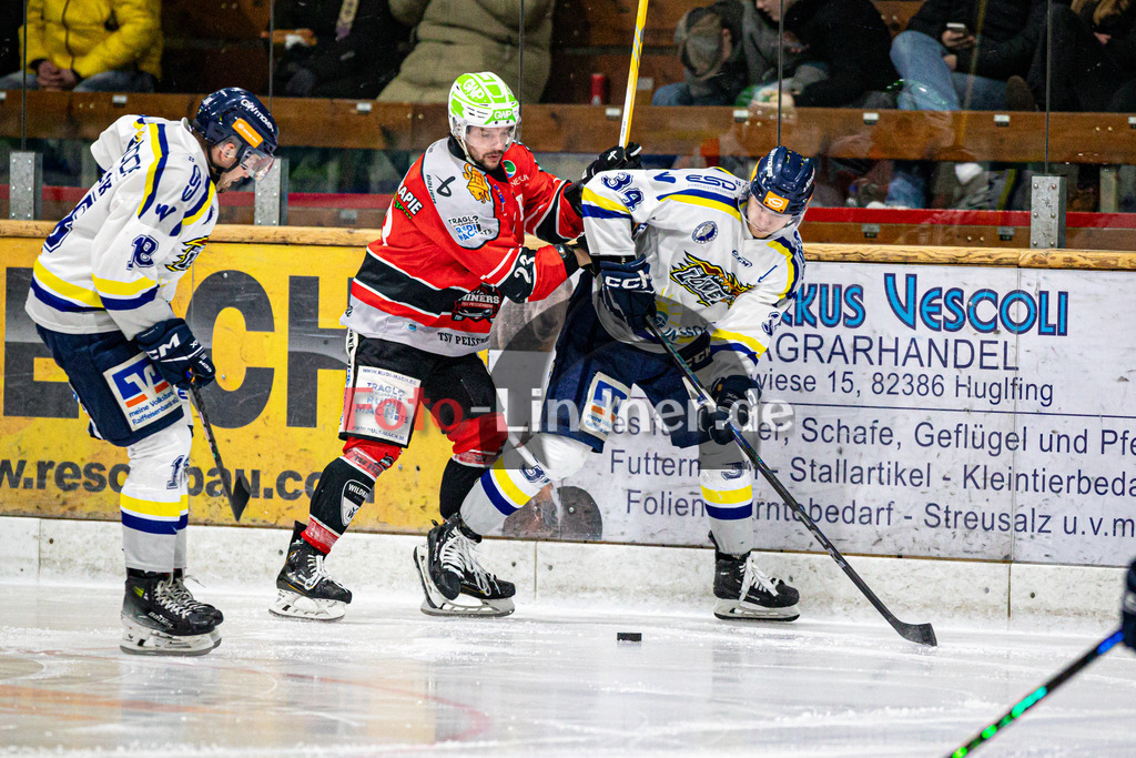TSV Peißenberg MINERS gegen EHC Waldkraiburg DIE LÖWEN | Eishockey Bayernliga Herren Vorrunde 2024/25, TSV Peißenberg MINERS gegen EHC Waldkraiburg DIE LÖWEN, 20250124,Zweikampf zwischen Leon DECKER (EHC Waldkraiburg 34) und Dejan VOGL (MINERS 23),2025-01-24 in Peißenberg (Eisstadion Peißenberg)Leon DECKER (EHC Waldkraiburg 34), Dejan VOGL (MINERS 23)Copyright: WolfgangxLindner foto-lindner.de