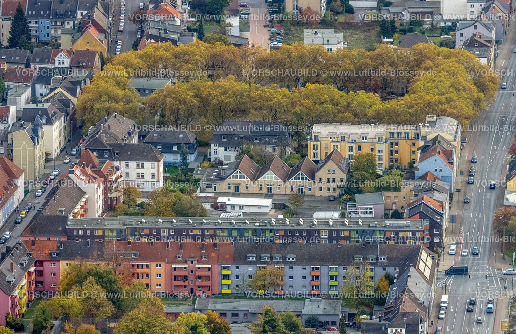Hamm221012121 | Luftbild, Wohnsiedlung Reihenhäuser Goethestraße, bunte Balkone und bunte Fassaden, Schillerplatz mit herbstlichen Bäumen, Herbstfarben, Mitte, Hamm, Ruhrgebiet, Nordrhein-Westfalen, Deutschland