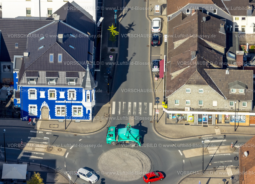 Arnsberg230904622 | Luftbild, Hüstener Markt, grüner LKW im Kreisverkehr und Haus mit blauer Fassade, Hüsten, Arnsberg, Sauerland, Nordrhein-Westfalen, Deutschland