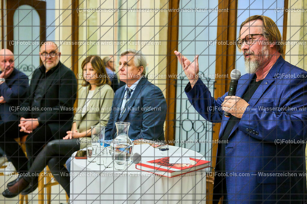 ALP6443_TdBerufsfotografie_Diskussion KI_Schoerg Chistian | (C)FotoLois.com, Alois Spandl, Tage der NÖ Berufsfotografie in Baden, Posiumsdiskussion um die Künstliche Inteligenz in der Fotografie im Arnulf Rainer Museum Baden mit Gisela Kayser (Kuratorin und ehemalige künstlerische Leiterin und GF des Freundeskreis Willy-Brandt-Haus Berlin) Peter-Matthias Gaede (Journalist, ehem. Chefredakteur GEO), Michael Schnabl (Berufsfotograf in Graz, KI-Künstler), Christoph Künne (Docma), Michaela Habinger (Berufsfotografin NÖ), Michael Aurednik (Rechtsanwalt der NÖ Berufsfotografie), Christian Schörg (Landesinnungsmeister NÖ), Fr 6. Oktober 2023.