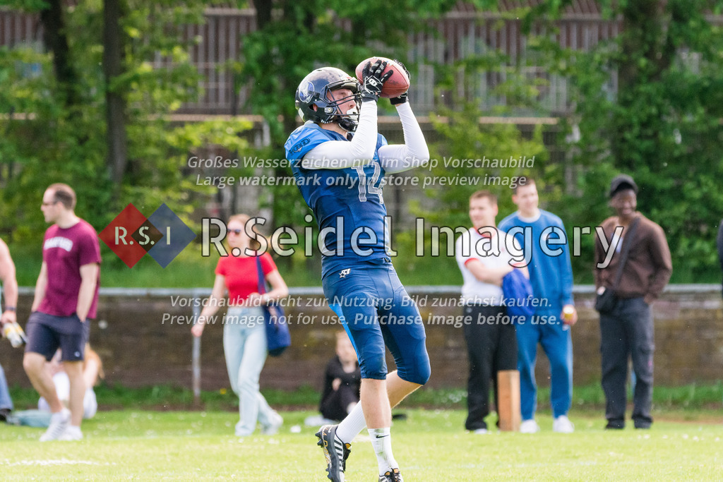 American Football, Saison 2023, Regionalliga Nord, Hamburg Blue Devils - Hamburg Pioneers, Dr.-Hermann-Schnell-Sportplatz (Hamburg), 13.05.2023, 1. Gameweek | Jannik Krohn (#14, Blue Devils, WR)