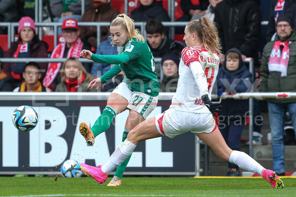 Fussball, Google Pixel Frauen-Bundesliga, RB Leipzig - SV Werder Bremen | v.li.: Nina Lührßen (SV Werder Bremen, 27) und Nina Räcke (RB Leipzig, 4) im Zweikampf, Duell, Dynamik, Aktion, Action, Spielszene, DIE DFB-RICHTLINIEN UNTERSAGEN JEGLICHE NUTZUNG VON FOTOS ALS SEQUENZBILDER UND/ODER VIDEOÄHNLICHE FOTOSTRECKEN. DFB REGULATIONS PROHIBIT ANY USE OF PHOTOGRAPHS AS IMAGE SEQUENCES AND/OR QUASI-VIDEO.