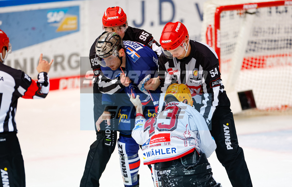 Iserlohn Roosters - Fischtown Pinguins Bremerhaven | Christopher Brown #11 (Iserlohn Roosters) und Skyler McKenzie #43 (Pinguins Bremerhaven)
DEL: Iserlohn Roosters - Fischtown Pinguins Bremerhaven - Realisiert mit Pictrs.com