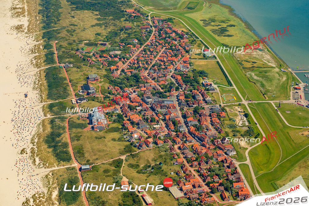 Klassische Luftaufnahme ohne Drohne zeigt:Hotel am Strand bei Juist - Die Luftbildaufnahme wurde 2025 vom UL-Flugzeug heraus erstellt ( keine Drohnenaufnahme ) - Hochauflösende Luftaufnahme -Nicht vergleichbar mit Google Maps oder Satelittenbilder- Die Geschenkidee !Mit Lizenz und Bildrechte bestellbar