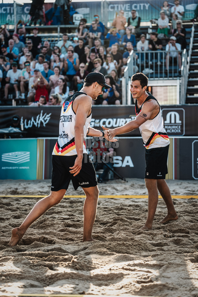 Beachvolleyball | Männer | Queen and King of the Court | Hamburg | 01.06.2024 | v.l. Lukas Pfretzschner und Sven Winter klatschen ein