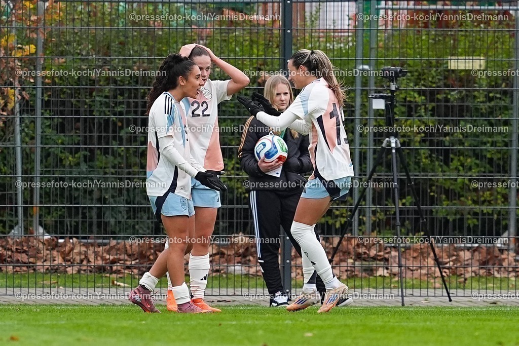 xYDRx02122501015 | 02.11.2025, xydrx, Fußball, Länderspiel, EM-Qualifikation U19-Frauen, Deutschland - Spanien, Sportschule Wedau: Torjubel nach dem Tor zum 1:0 für Spanien durch Torschütze Celia Segura (ESP #9) zusammen mit Aiara Agirrezabala (ESP #22) und Alba Cerrato (ESP #19)DFB regulations prohibit any use of photographs as image sequences and or quasi-video.Photo: xYannisxDreimannxPressefotoKochx
