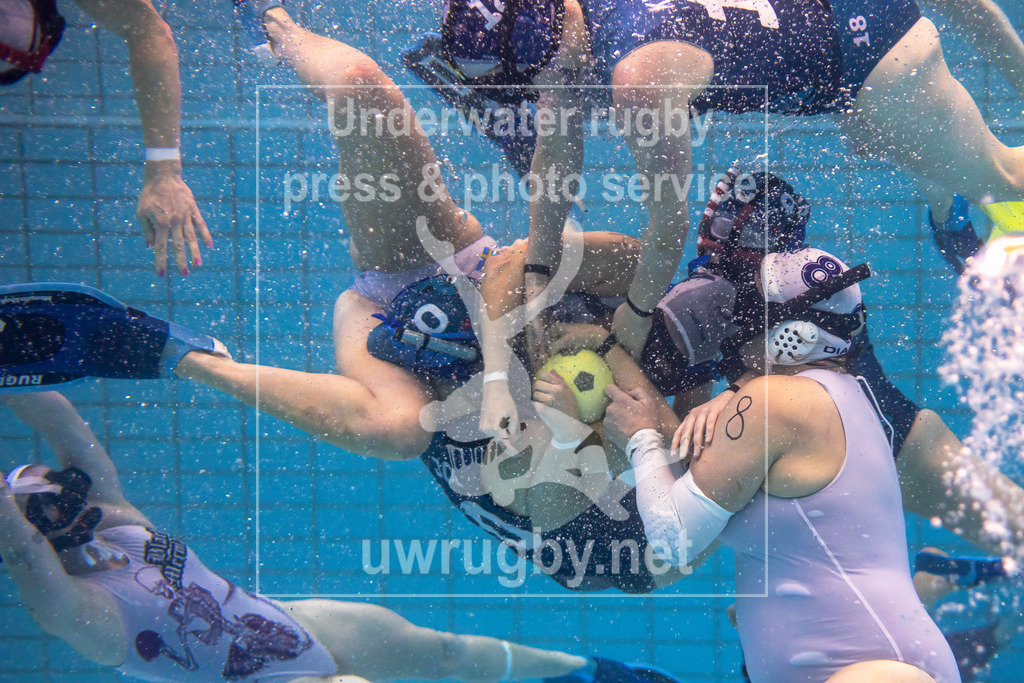 24. - 26.11.2023: Unterwasser-Rugby Champions Cup 2023  | Damen-Spiel: Amager Uv-Rugby (Dänemark) in blau gegen Black Mermaids (Schweden) in weiß. - Realisiert mit Pictrs.com