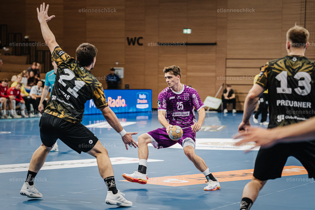 HC Elbflorenz 2006 - TV 05/07 Hüttenberg, 2. Handball-Bundesliga, 6. Spieltag | Im Bild: Torsten Anselm (25, Hüttenberg) beim Angriff04.10.2026, HC Elbflorenz 2006 - TV 05/07 Hüttenberg, 2. Handball-Bundesliga, 6. Spieltag, Deutschland, Dresden, BallsportArena Dresden