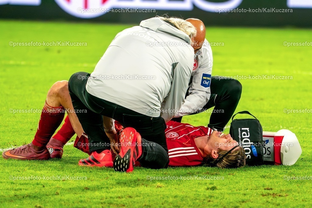 xKKU17102501023 | 17.10.2025, xKKUx, Fußball, Fortuna Düsseldorf - Eintracht Braunschweig, 2. Fußball Bundesliga, Merkur Spiel-Arena, Saison 2025 2026: Cedric Itten&nbsp;(Fortuna Düsseldorf #13) liegt mit Schmerzen verletzt auf dem Spielfeld und muss medizinisch behandelt werden DFB regulations prohibit any use of photographs as image sequences and or quasi-video.