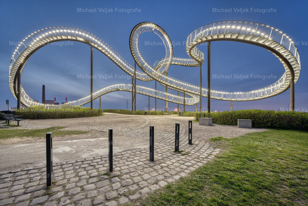 Tiger and Turtle Duisburg am Abend | Die einer Achterbahn nachempfundene Großskulptur steht auf der Heinrich-Hildebrand-Höhe im Angerpark in Duisburg-Angerhausen. Sie ist bis auf das Looping komplett begehbar. Mit Anbruch der Dunkelheit wird sie von unzähligen LED Strahlern beleuchtet. Die Großskulptur ist ein Kunstwerk von Heike Mutter und Ulrich Genth, das im Rahmen der Kulturhauptstadt Ruhr.2010 entwickelt wurde. - Realisiert mit Pictrs.com