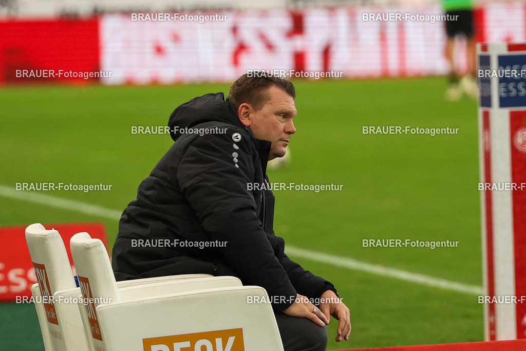 Rot-Weiss Essen - 1.Fc Schweinfurt | Essen, Deutschland, 02.11.2025 Uwe Koschinat (Rot-Weiss Essen) schaut während des 3.Liga Spiels zwischen  Rot-Weiss Essen und 1.Fc Schweinfurt am 02.11.2025 im Stadion an der Hafenstraße in Essen. (Foto von Timo Bluhmki-Schmidt/Brauer Fotoagentur