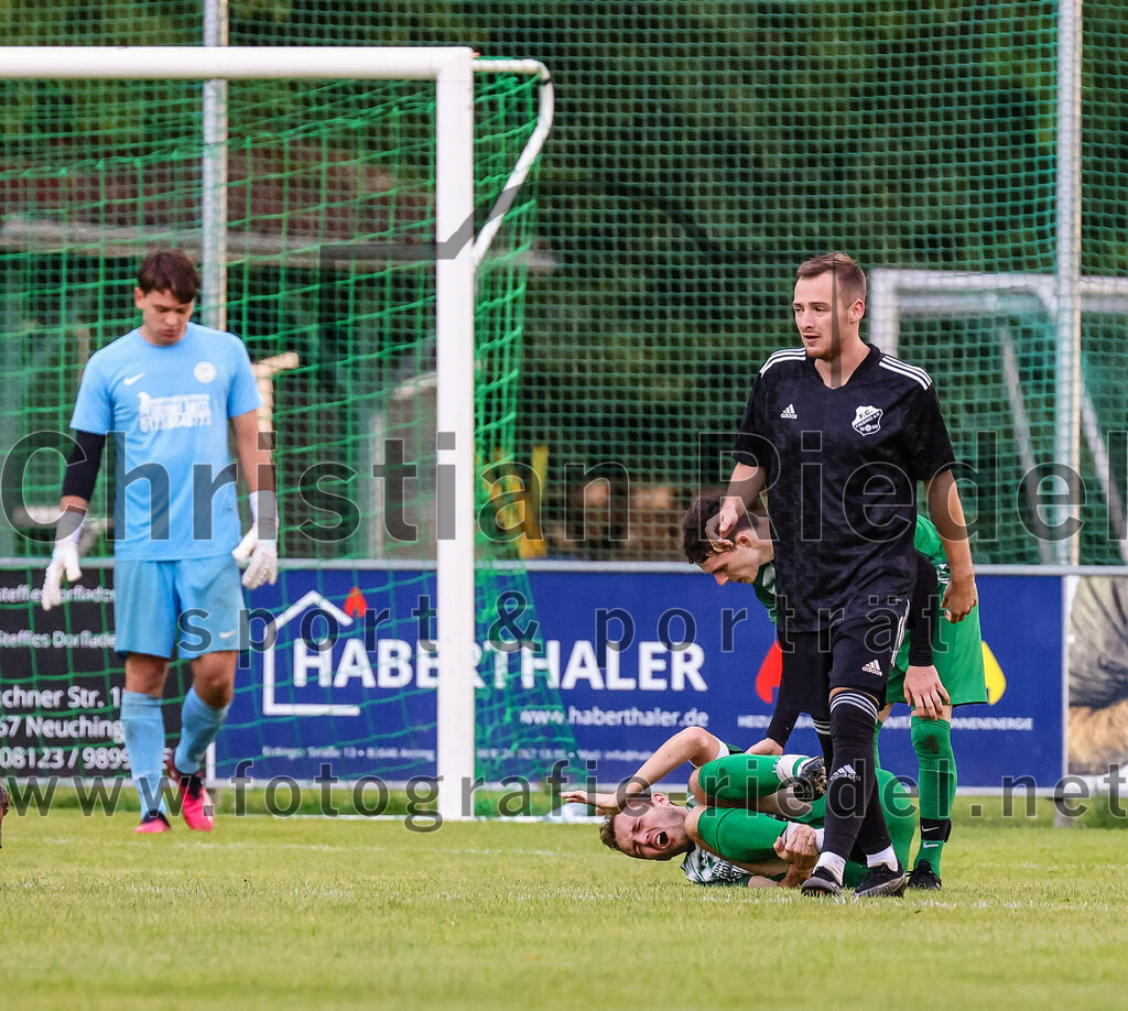 2023-07-25_005_SpVgg_Neuching_gegen_FC_Finsing | Neuching, Deutschland, 25.07.2023:
Fußball, A-Klasse 2023 / 2024, Toto Pokal, SpVgg Neuching gegen FC Finsing, Endergebnis: 2:4

Mathias Haberthaler (SpVgg Neuching, #17), Andre Huber (FC Finsing, #9)

Foto: Christian Riedel / fotografie-riedel.net
