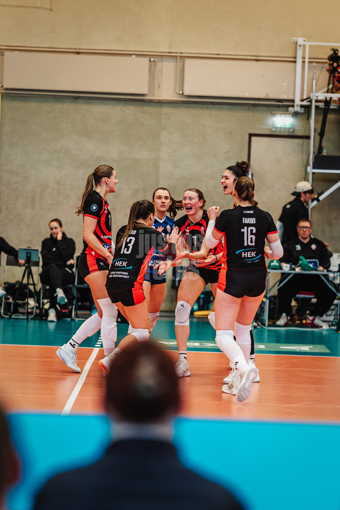 Volleyball | Frauen | Saison 2025/2026 | Volleyball Bundesliga | ETV Hamburger Volksbank Volleys vs. Schwarz-Weiß Erfurt | 15.02.2026 | ETV jubelt, v.l. Svea Frobel (#11, ETV Hamburger Volksbank Volleys), Kathleen Weiß (#13, ETV Hamburger Volksbank Volleys), Sarah Stiriz (#4, ETV Hamburger Volksbank Volleys), Leonie Körtzinger (#7, ETV Hamburger Volksbank Volleys), Celina Kleemann (#10, ETV Hamburger Volksbank Volleys) und Lilly Faroß (#16, ETV Hamburger Volksbank Volleys)