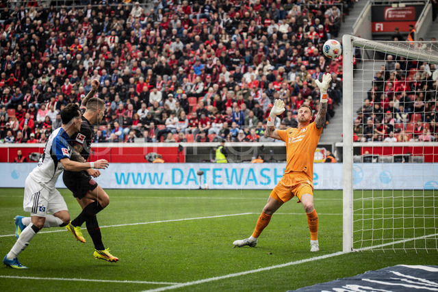 German Bundesliga, Bayer 04 Leverkusen vs. Hamburger SV, 16.05.2026 | LEVERKUSEN, GERMANY - MAY 16, 2026 :  Nicolas Capaldo (Hamburger SV, 24) - His header hits the crossbar during the German Bundesliga match on gameday 34 between Bayer 04 Leverkusen vs. Hamburger SV at BayArena on May 16, 2026 in Leverkusen, Germany.  Keeper Mark Flekken (Bayer 04 Leverkusen, 1) is viewing the scene.DFL REGULATIONS PROHIBIT ANY USE OF PHOTOGRAPHS AS IMAGE SEQUENCES AND/OR QUASI-VIDEO.