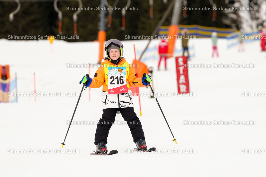 SRF_02.01.2026_0278 | Skirennfotos,Serfaus,Fiss,Ladis,Kinderskirennen,Winter,Tirol,Oberland,skirace,SFL,feelfree,weil wir's genießen,ski,Ski,skifahren,Sonnenplateau, - Realisiert mit Pictrs.com