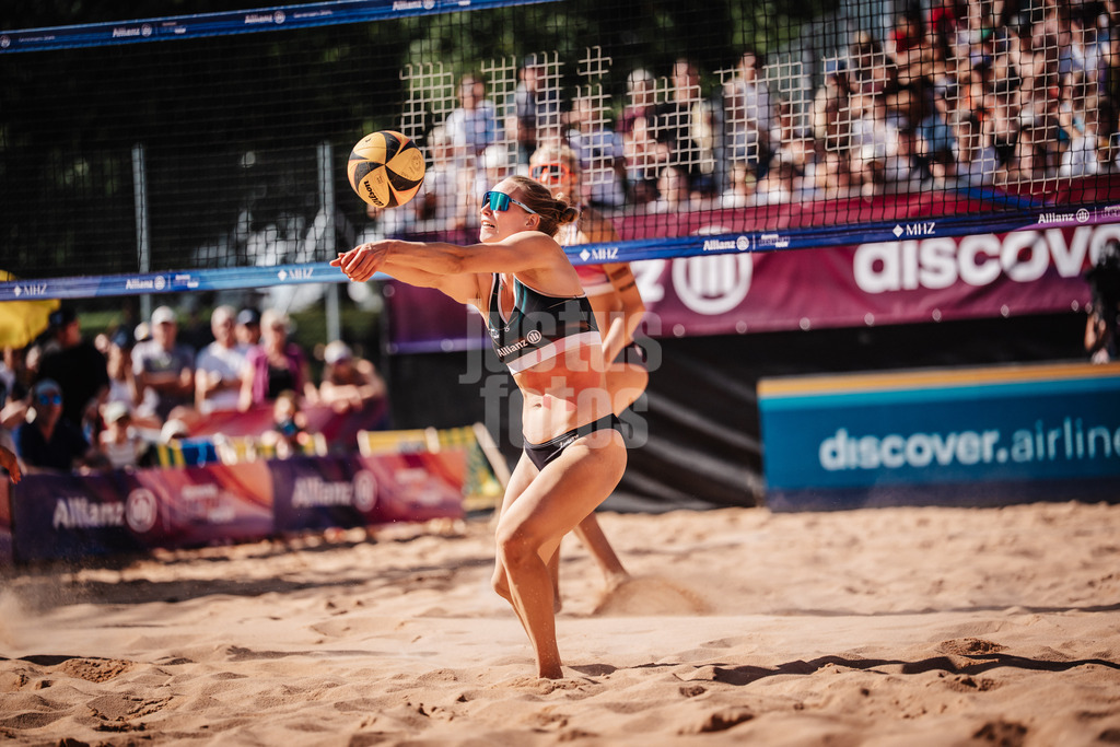 Beachvolleyball | Frauen | Allianz German Beach Tour 2025 | Tourstop München | 12.07.2025 | Tabea Schwarz spielt den Ball