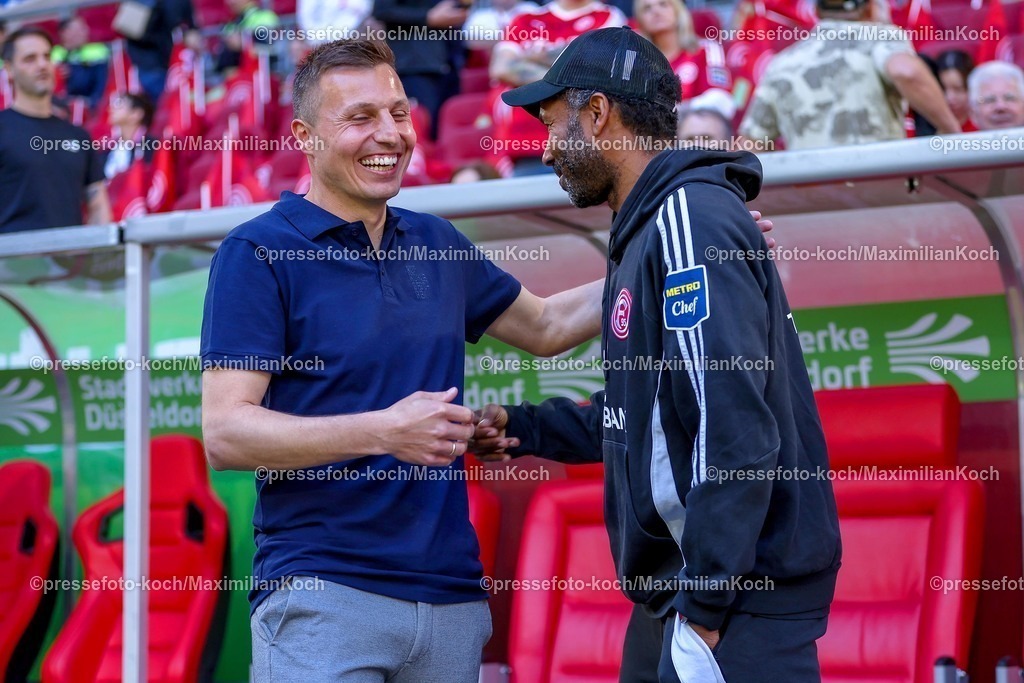 F9510052502150 | 10.05.2025, Fußball, Fortuna Düsseldorf - FC Schalke 04, 2. Fußball Bundesliga, Merkur Spiel-Arena, Saison 2024 2025: Trainer Jakob Fimpel (S04 Cheftrainer) zusammen mit Cheftrainer Daniel Thioune (Trainer Fortuna Duesseldorf) DFB regulations prohibit any use of photographs as image sequences and or quasi-video.