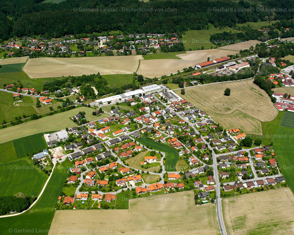 2600673 | UNTERAU 09.06.2006 Wohngebiet einer Einfamilienhaus- Siedlung  in Unterau im Bundesland Bayern, Deutschland // Single-family residential area of settlement  in Unterau in the state Bavaria, Germany Foto: Gerhard Launer