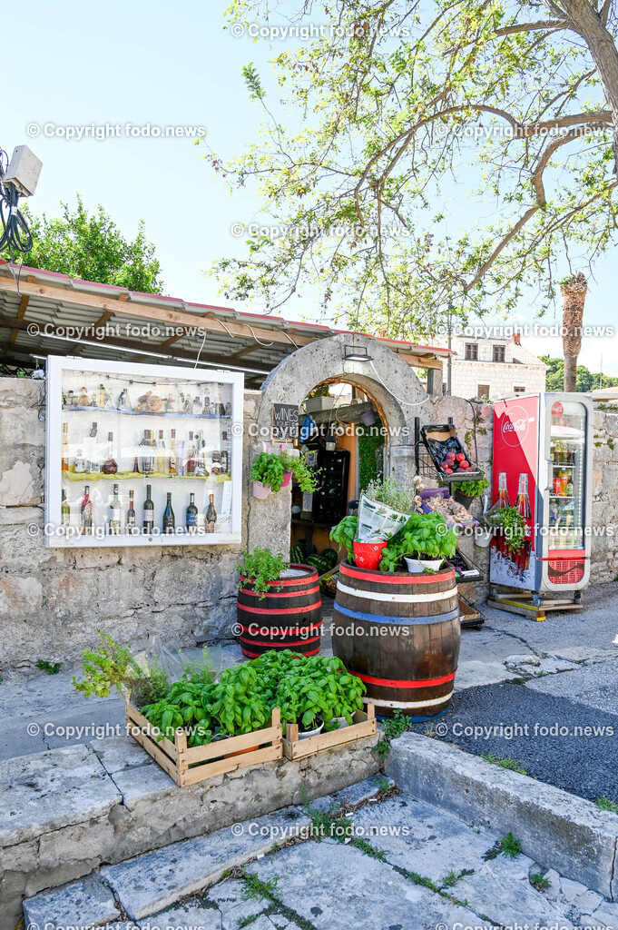 Kroatien_ Korcula_ Insel in Sueddalmatien_ Korcula Stadt_ 13.09.2024-200 | 13.09.2024, Kroatien, HRV, Korcula, Insel in Sueddalmatien, Korcula Stadt im Bild Hafen, Hafenansichten, Boot, Boote, Schiff, Schiffe, Gebauede, Adria, Meer, Stadtansichten, Altstadt, Marco Polo, Museum, Touristen, Souvenier, Restaurant, KonobaKorcula - Schwarzes Korfu - benannt nach den dunklen Kiefernwaeldern, ist eine zu Kroatien gehoerende Insel in der Adria vor der Kueste Sueddalmatiens. Zugleich ist sie Teil des Dinarischen Gebirges. Quelle: Wikipedia