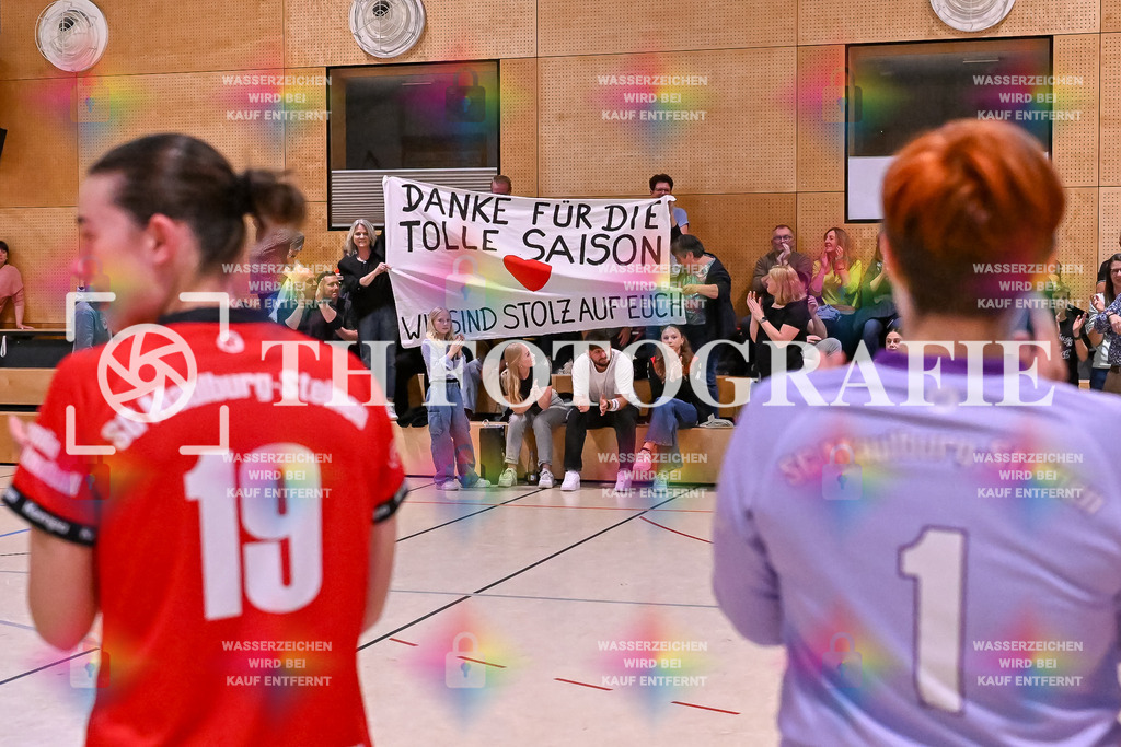 GER, SG Maulburg/Steinen - HB Kinzigtal, Handball, Suedbadenliga, 22. Spieltag, Saison 2023/2024, 27.04.2024 | Elisa Geiss (SG Maulburg/Steinen, #19), Stefanie Kovacic (SG Maulburg/Steinen, #01) schauen Richtung Banner.

GER, SG Maulburg/Steinen - HB Kinzigtal, Handball, Suedbadenliga, 22. Spieltag, Saison 2023/2024, 27.04.2024

Foto: TH Fotografie/Thomas Hess