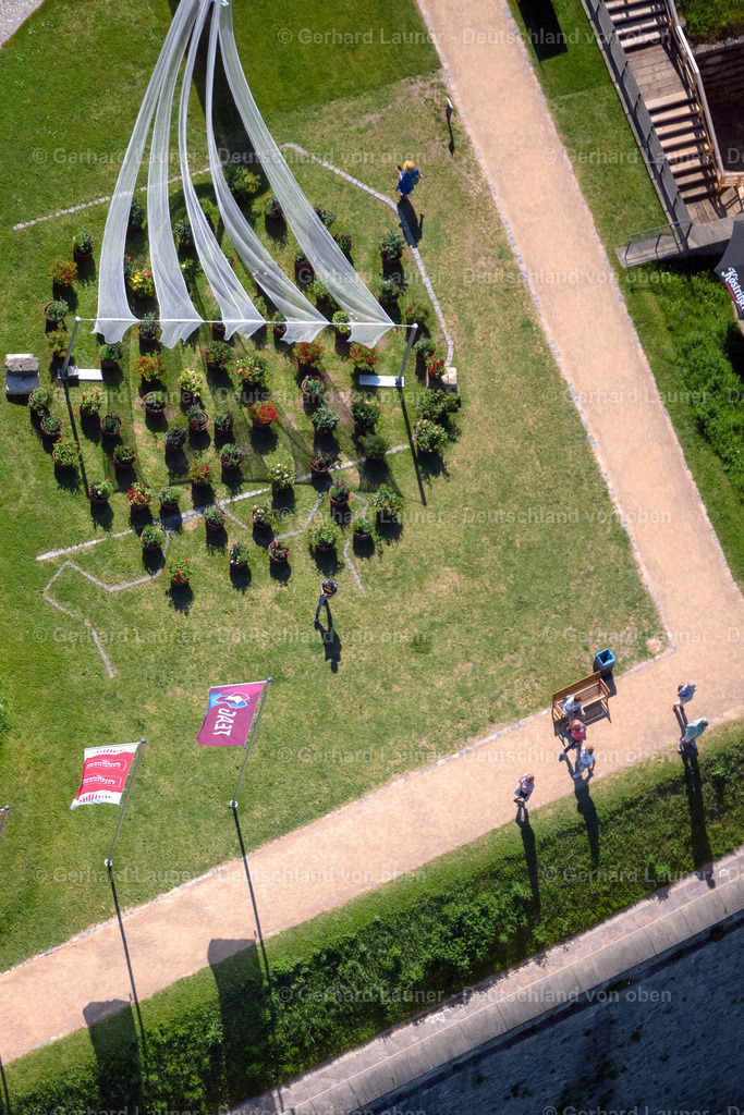 9102201 | ERFURT 14.06.2021 Tische und Sitzbänke der Freiluft- Gaststätten am historischen Kirchen- Gebäudekomplex der " Peterskirche Erfurt " in Erfurt im Bundesland Thüringen, Deutschland. Weiterführende Informationen bei: Bundesgartenschau Erfurt 2021 gemeinnützige GmbH. // Tables and benches of open-air restaurants on historischen Kirchen- Gebaeudekomplex of " Peterskirche Erfurt " in Erfurt in the state Thuringia, Germany. Further information at: Bundesgartenschau Erfurt 2021 gemeinnuetzige GmbH. Foto: Gerhard Launer