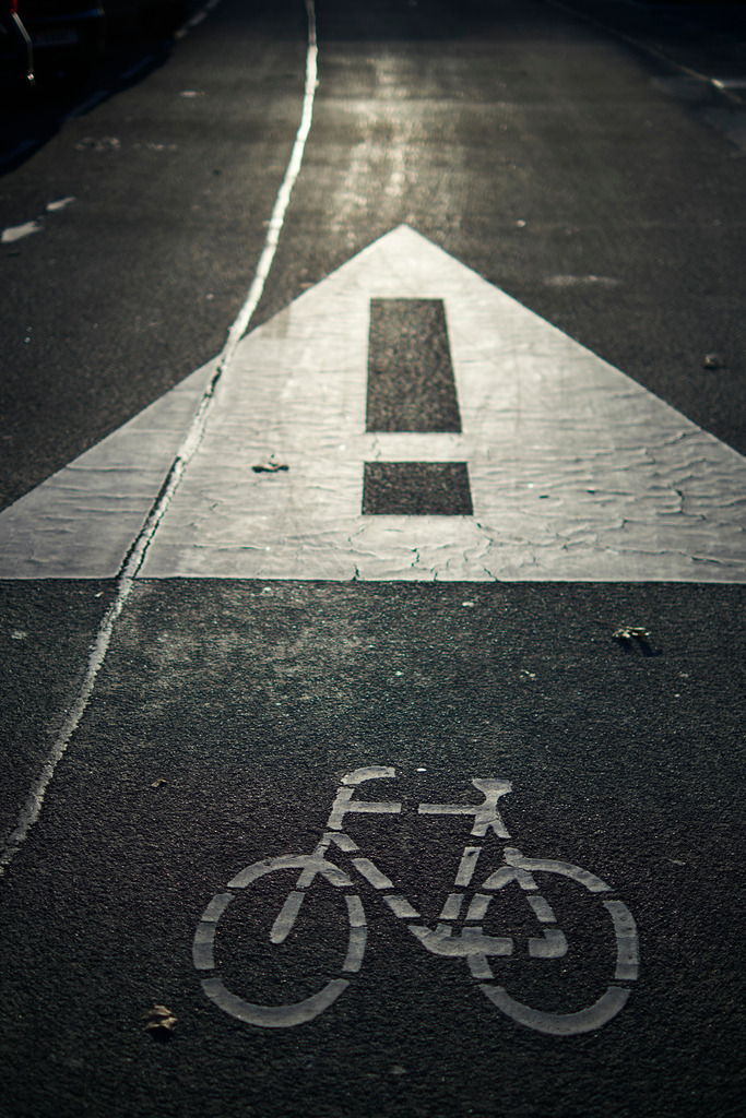 Strasse mit Parkplatz und Hinweis für Radfahrer | Wien, Austria - October 22, 2021: Strasse mit Parkplatz und Hinweis für Radfahrer. - Realisiert mit Pictrs.com