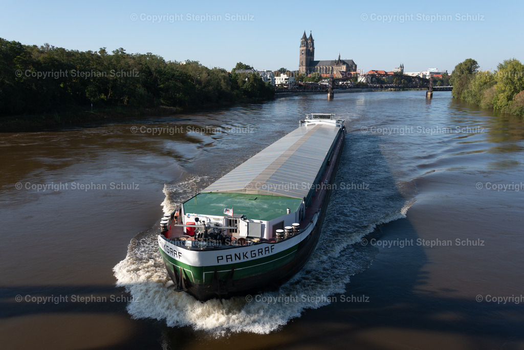 Binnenschiff auf der Elbe | Binnenschiff auf der Elbe, Magdeburg, Sachsen-Anhalt, Deutschland - Realisiert mit Pictrs.com