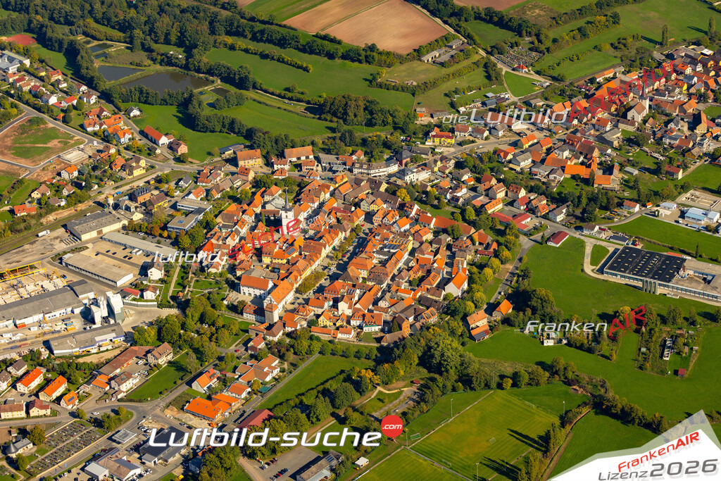 Das Luftbild der Stadt Schlüsselfeld wurde 2022 vom Flugzeug heraus erstellt (keine Drohnen-Aufnahmen) Aufnahmehöhe ca.450 Meter- hohe Bildauflösung und Druck-Qualität. Garantiert!