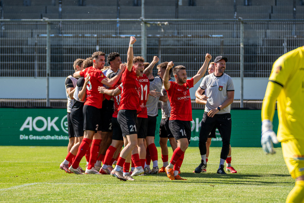 Stuttgarter Kickers vs. SG Sonnenhof Großaspach, Fussball, WFV-Pokal, Finale, 23.05.2026 | Kollektiver Torjubel nach Treffer durch Fabian Eisele (SG Sonnenhof Großaspach, #23) zum 0:2,Stuttgarter Kickers vs. SG Sonnenhof Großaspach, Fussball, WFV-Pokal, Finale, 23.05.2026