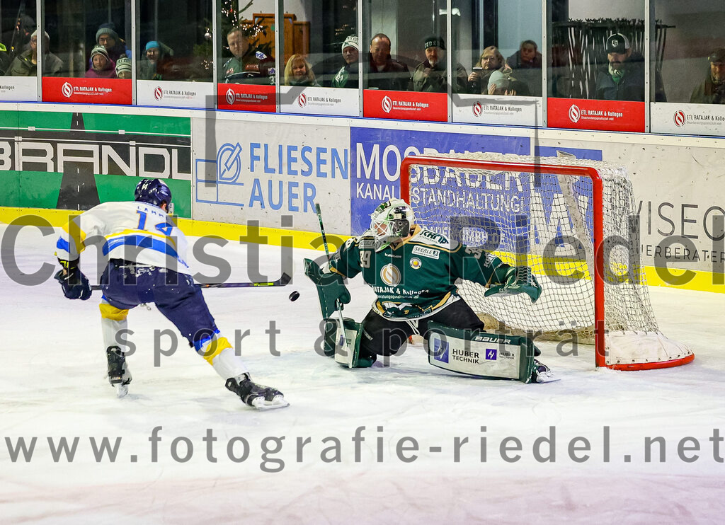 2025-12-05_105_TSV_Erding_gegen_Stuttgart_Rebels | Erding, Deutschland, 05.12.2025:Eishockey, Oberliga Süd 2025 / 2026, 23. Spieltag, TSV Erding gegen Stuttgart Rebels, Endergebnis: 5:6Jayden Lammel (Stuttgart Rebels, #14), Torwart Leon Meder (Erding Gladiators, #39)Foto: Christian Riedel / fotografie-riedel.net