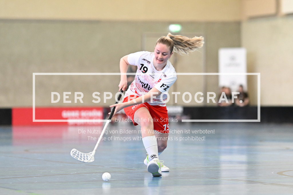 Floorball I Frauen I Saison 2023-2024 I 1. Frauen Floorball-Bundesliga I Playoffs 3. Spieltag I ETV Lady Piranhhas Hamburg - Dümptener Füchse I 48150 | Maria Kapteina (19, ETV Lady Piranhhas Hamburg) - Realisiert mit Pictrs.com